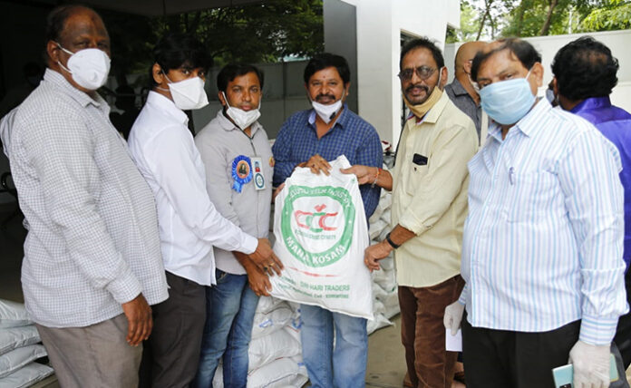 Director N Shankar handover Film Critic insurance cards and CCC 3rd Phase distribution సీసీసీ (కరోనా క్రైసిస్ చారిటీ) మూడో విడత