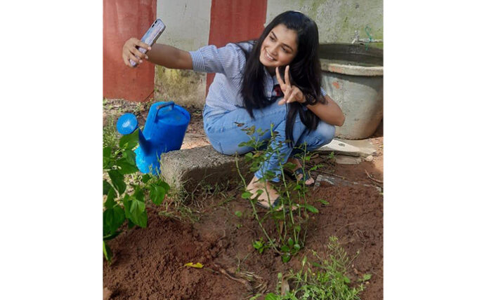 Actress Hemal Ingle plant saplings under green india challenge నటి హేమల్ ఇంగే