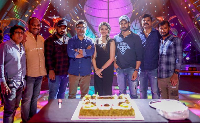 Krithi Shetty Birthday celebrations at Aa Ammayi Gurinchi Meeku cheppali sets