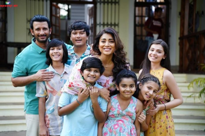 Sharman-Joshi-Shriya-Saran-Music-School-IndustryHit (1)