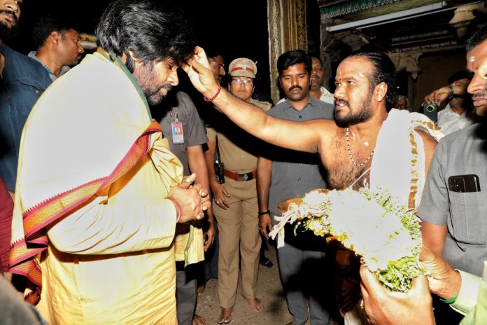pawan kalyan at madhurai meenakshi temple (1) pawan kalyan at madhurai meenakshi temple
