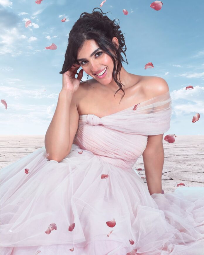 Kavya- Thapar-Nenu-Ready-HBD-Still