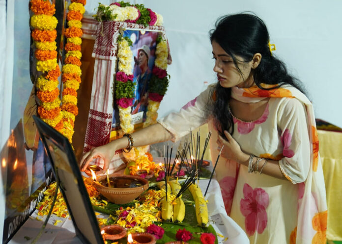 Legendary Singer Zubeen Garg Honored by Actress Bhairavi Ardya Deka (5)