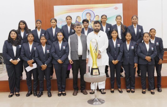 AP Dy CM Pawan kalyan Met World Cup WInning Team Of Bling Women Indian Team (1)