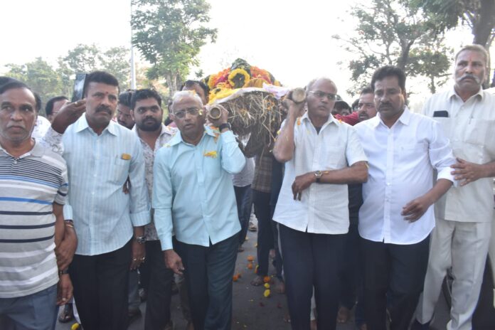 Nandamuri Family Attended Senior NTR Fan NTR Raju Last Rites