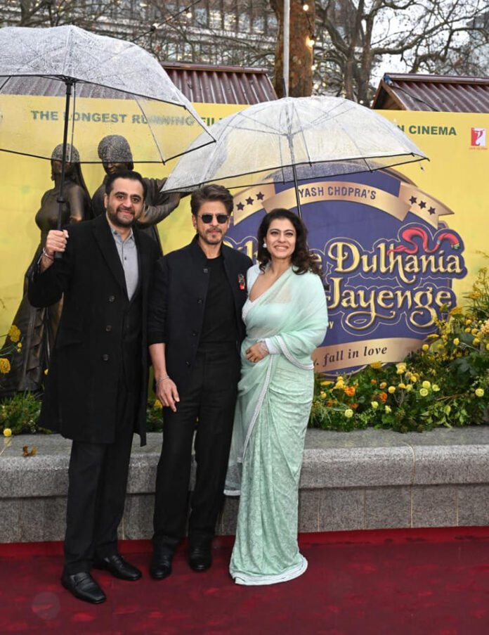 The bronze statue of Shah Rukh Khan & Kajol London (1)