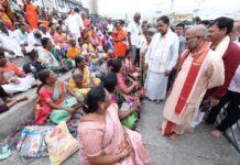 శ్రీవారి సాలకట్ల బ్రహ్మోత్సవాల్లో భక్తులను కలిసి వారికి అందచేస్తున్న ప్రసాదాల గురించి తెలుసుకున్న అదనపు ఈఓ వెంకయ్య చౌదరి Additional EO Sri Venkayya Chowdary Enquired About The Prasadam