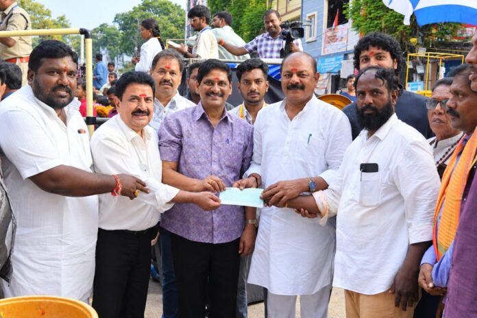 Vedavyas Team Paid Visit And Sought Blessings From Khairathabad Ganesh (1) Vedavyas Team Paid Visit And Sought Blessings From Khairathabad Ganesh
