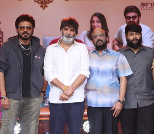 ఒక సామాన్యుడు తెగిస్తే కుటుంబం కోసం ఎంతదూరం వెళ్తాడో అదే ఈ ‘ఆదర్శ కుటుంబం’ : మాటల మాంత్రికుడు త్రివిక్రమ్ శ్రీనివాస్ Aadarsha Kutumbam Grand Pre-Release Event